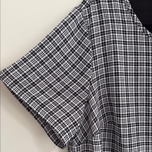 Michael Kors Size 2X Black and White Relaxed Blouse Square Pattern - Picture 5 of 7